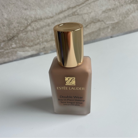 Estee Lauder Double Wear - Picture 2 of 3